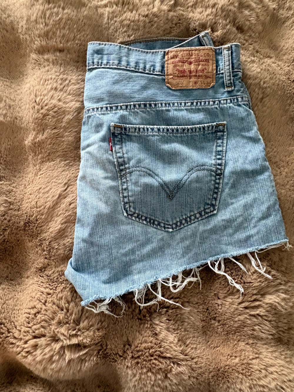 LEVI’s 569 Light Blue Frayed Hem Denim Shorts - Picture 3 of 7